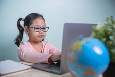 İnternetten ders dinleyen Asyalı kız öğrenciler öğretmenleri evden uzaklık öğrenmek için özel bir odada ders veriyorlar. İnternet kullanma kavramı, online öğrenim, sosyal uzaklık.