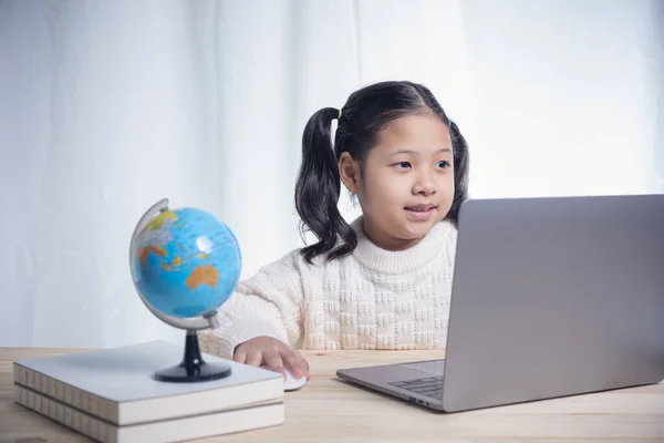 Asijské Dítě Dívka Psaní Následuje Učitel Pro Učení Line Lekce — Stock fotografie