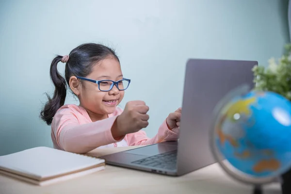 Asiático Crianças Meninas Usando Óculos Sorrir Alegremente Olhando Para Uma — Fotografia de Stock