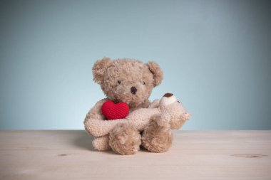 Aile, aşk ve sevgililer günü festivali hariç. Büyük ve küçük kahverengi oyuncak ayılar kucaklaşıp sevgi gösteriyorlar. Eski ahşap bir masada fotokopi alanı olan mutluluk..