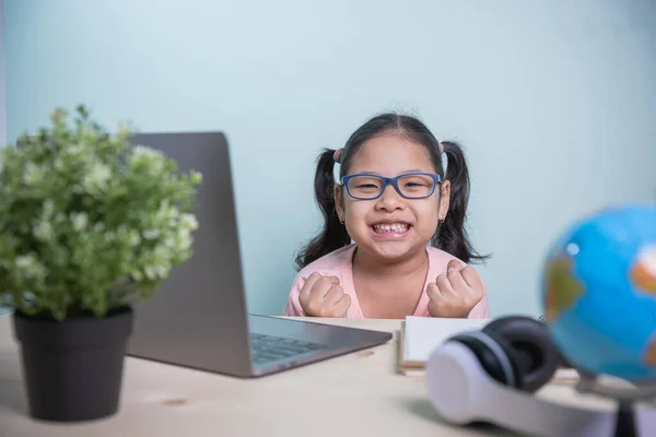 Asijské Děti Brýlemi Šťastně Usmívají Dívají Kamery Vyjádřit Radost Úspěch — Stock fotografie