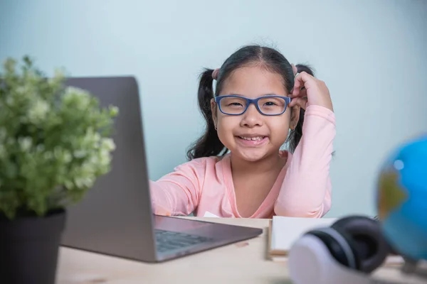 Studentské Asijské Děti Dívky Nosí Brýle Úsměv Šťastný Při Pohledu — Stock fotografie