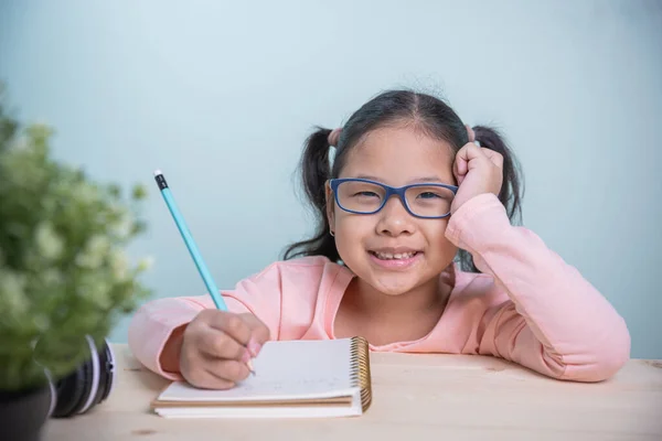 Öğrenci Asyalı Çocuklar Gözlüklü Kızlar Kameraya Bakarak Mutlu Bir Şekilde — Stok fotoğraf