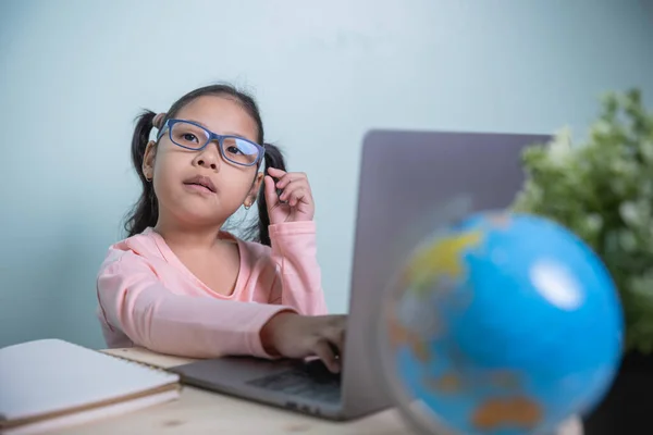 Aziatische Meisje Studenten Luisteren Naar Online Lessen Leraar Geeft Les — Stockfoto