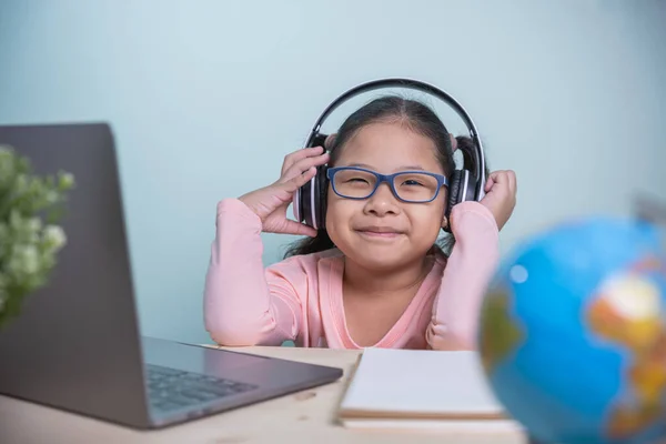 Estudante Asiático Crianças Meninas Usando Óculos Fones Ouvido Sorrir Alegremente — Fotografia de Stock