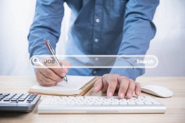 İş adamı SEO tarayıcı veri interneti, teknoloji arama motoru optimizasyonu ve arka planda web sayfaları arıyor. İnternet, teknoloji, sosyal ağ, iş konsepti.