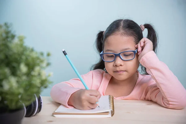 学生アジアの子供たちは 自分の部屋の自宅からノートに書いて幸せな笑顔を着ています 家庭の社会的距離からオンラインで学ぶ — ストック写真