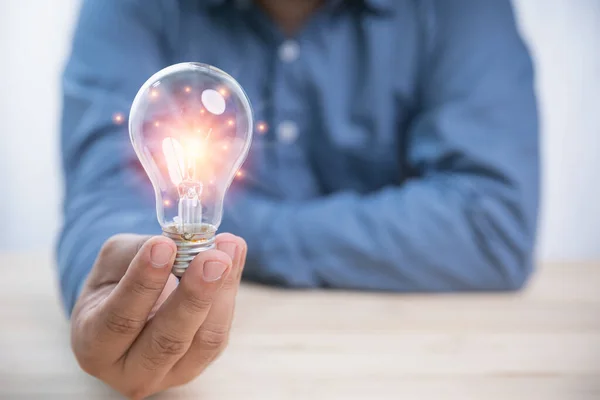 アイデアの概念のインスピレーションと革新 コピースペースの明るい電球を持っているビジネスマン 未来の創造性革新のアイデア ストック写真