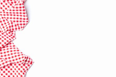 Üst görünüm kumaş kırmızı ve beyaz kareli beyaz arkaplanda kopya alanı ile izole edildi. Menü yemek restoranları için bez masa örtüsü..