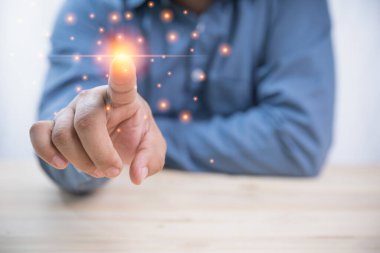 İşadamı ofiste fotokopi alanı ile boş ekran tuşuna basıyor. Fikir İnternet teknolojisi ve gelecek için yenilik işi.