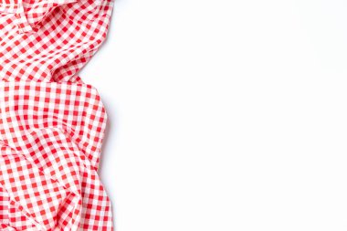 Üst görünüm kumaş kırmızı ve beyaz kareli beyaz arkaplanda kopya alanı ile izole edildi. Menü yemek restoranları için bez masa örtüsü..
