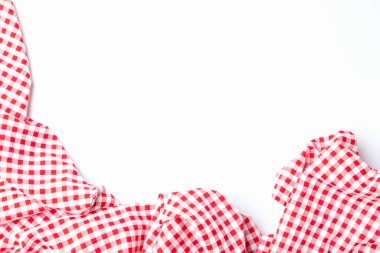 Üst görünüm kumaş kırmızı ve beyaz kareli beyaz arkaplanda kopya alanı ile izole edildi. Menü yemek restoranları için bez masa örtüsü..