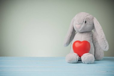 Sevimli oyuncak bebek tavşan hayvan ve çocuklar için tüylü kürk, bebeğim. Tavşan bebek. Büyük kulaklar. Kırmızı kalpler..