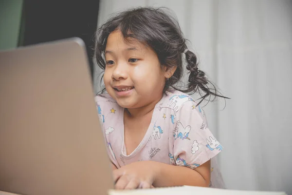 Asiatische Kinder Mädchen Lächeln Glücklich Lernen Online Durch Lehrer Lehren Stockfoto