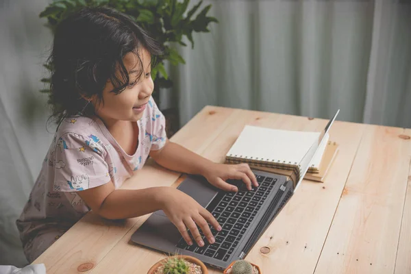 Asiatische Kinder Mädchen Online Studie Von Lehrern Lehren Videoanruf Kinder lizenzfreie Stockfotos