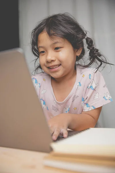 Азійська Дівчинка Посміхається Коли Вчиться Онлайн Допомогою Відеодзвінка Сучасні Діти Стокове Зображення