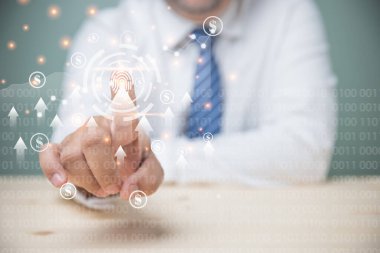 Mevcut teknoloji interneti finans ve yatırım sektöründe iş yapmak için gereklidir. İşadamı ABD doları ikon para birimi ile ekrana dokunuyor. Büyüyen iş konsepti için yatırım ve finans.