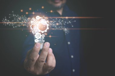 İnsanoğlu ampulleri tutuyor, yenilikçi teknolojiyle yeni fikirler yaratıyor ve internete bağlanıyor. Geleceğe yönelik iş için teknoloji yaratıcılığını kavrayın.