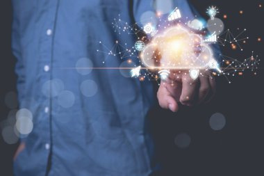 İş adamı iş teknolojisi ikonları, İş, Teknoloji dönüşüm kavramı ile sanal buluta dokunuyor.