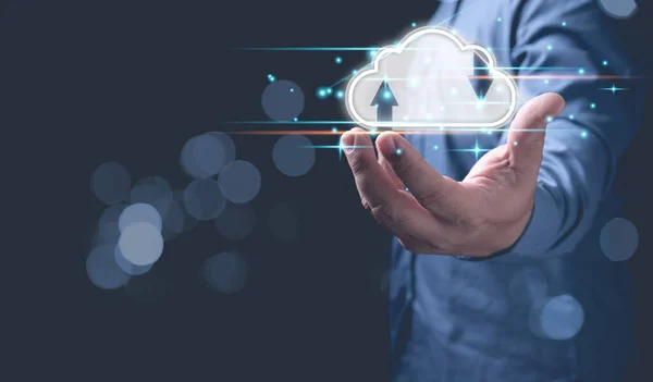 Uygulamayı yüklemek, indirmek ve veri bilgilerini aktarmak için sanal bulut bilgisayarını elinde tutan iş adamı. İnternet, Ağ, teknoloji dönüşüm kavramı.