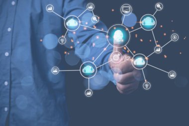 İşadamı dokunmatik ekranda parmağını tarıyor. Çevrimiçi büyük veri işleme stratejisi pazarlaması için bulut hesaplama simgesi işi. Dijital aktarım veri yönetimi.