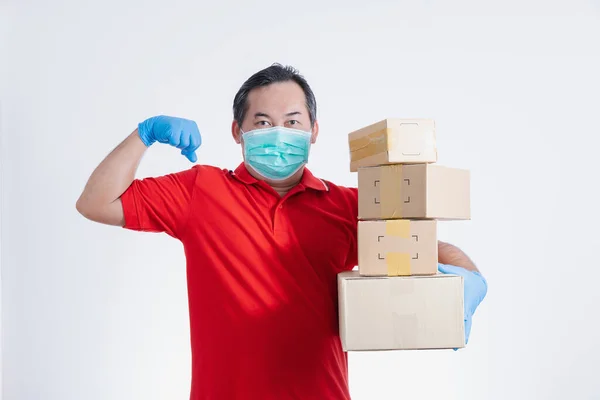 의료용 마스크를 상자를 아시아 남자의 초상화 화이트 스튜디오 공간으로 분리되었습니다 — 스톡 사진