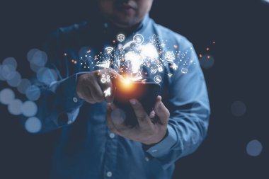 Küresel veri ve teknoloji alışverişi. Sanal dünyayı elinde tutan bir iş adamı tüm dünyada büyük verileri olan bir bağlantı ağına sahip.. 