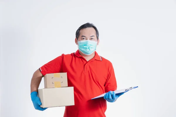 의료용 마스크를 상자를 아시아 남자의 초상화 화이트 스튜디오 공간으로 분리되었습니다 — 스톡 사진