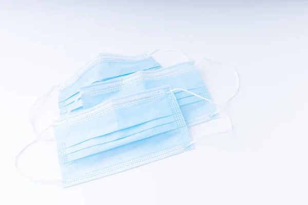 코로나 바이러스의 코로나 바이러스 예방을 배경에 파란색 의료용 마스크 Covid — 스톡 사진