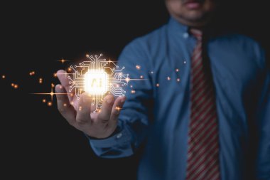 Sanal yapay zekayı elinde tutan iş adamı, geliştirme sistemi işi, dijital pazarlama, ve geleceğe yönelik yenilik. Yönetim stratejisi, müşteri hizmetleri.