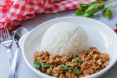 Canlı bir tabak Phat Kaphrao, Tayland sokak yemekleri, baharatlı kıyma ve kokulu kutsal fesleğen ile birlikte buharda pişirilmiş pirinç..