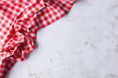 Yemek fotoğrafçılığında ya da reklamda arka plan örtüsü olarak mükemmel çalışan kırmızı ve beyaz bir kontrol dokusu. Menü ve Gıda Fotoğrafları için Tekstil Kalıbını Kontrol Et.