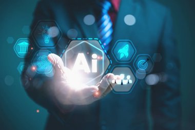 İş Konsepti Yapay Zeka Teknolojisi. Takım elbiseli bir işadamı, yapay zeka sembolü, büyük veri yönetimi, otomasyon ve geleceğin teknolojisini gösteren parlayan sanal bir altıgen ile etkileşime girer..