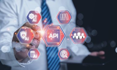 İş adamı, API Uygulama Programlama Arayüzü ve İş, Yapay Zeka Simgeleri ile çokgende Sanal Ekrana Dokunuyor. Bir şirkette yazılım geliştirme, sistem entegrasyonu, otomasyon ve veri transferi