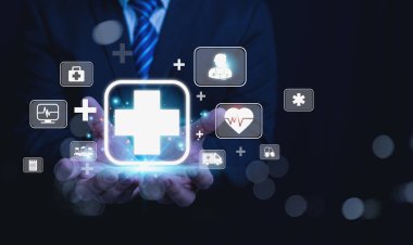 Bir doktor, çeşitli sağlık ikonlarının yer aldığı sanal bir arayüz tutuyor. Tıbbi Dijital Sağlık Teknolojisi. Gelişmiş hasta bakımını, çevrimiçi hizmetleri ve sağlık sigortası kavramlarını sembolize eder.