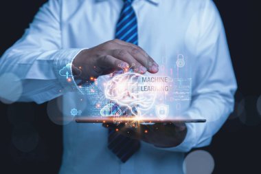 Yapay Zeka ve Makine Öğrenme Teknolojisi Konsepti. Bir iş adamı yapay zekaya sahip bir beynin sanal ekranını gösteren bir tablet tutuyor ve makine öğreniyor..