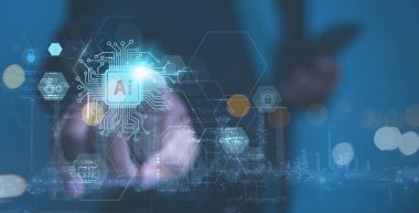Yapay Zeka, yapay zeka teknolojisi, yenilik, siber güvenlik. Bir işadamı eli, yapay zeka işlemci çipi ve dijital devre kartı şebekesi içeren bir holografik ekran ile etkileşim halindedir..