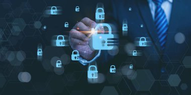 Gelişmiş Siber Güvenlik Koruma ve Küresel Veri Gizlilik Çözümleri Konsepti. İşadamı, proaktif veri koruması ve kimlik yönetimini sembolize ederek, parlayan dijital asma kilitle etkileşime giriyor.