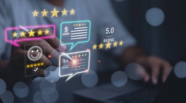 Müşteri Değerlendirmesi ve 5 Yıldızlı Değerlendirme Fikri. Müşteri geri bildirimi ve beş yıldız reytingini temsil eden parlak neon arayüzü ve gülen yüz ikonu ile etkileşime geçen bir kişi.