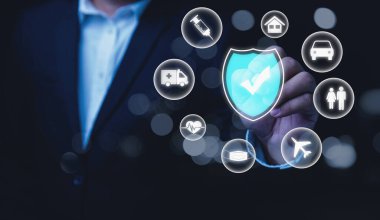 Kapsamlı Dijital Koruma ve Kapsamlı Çözümleri Yöneten Sigorta Ajanı. Parlayan dijital bir kalkan ve çeşitli sigorta sektörlerini temsil eden simgelerle etkileşime geçen bir işadamı.