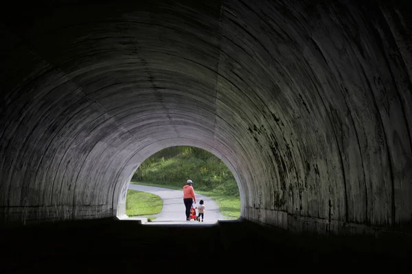 Toronto Ontário Canadá 2020 Mãe Criança Saindo Túnel Escuro Direção — Fotografia de Stock