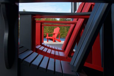 Kır evindeki Adirondack sandalyelerinin perspektifini azalt