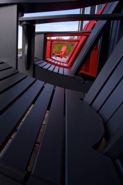 Kır evindeki Adirondack sandalyelerinin perspektifini azalt