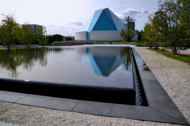 Toronto, Kanada 'daki Morden Binası' nın sudaki yansıması
