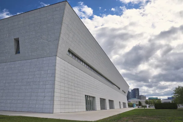 Buitenkant Van Het Moderne Gebouw Met Een Bewolkte Lucht — Stockfoto