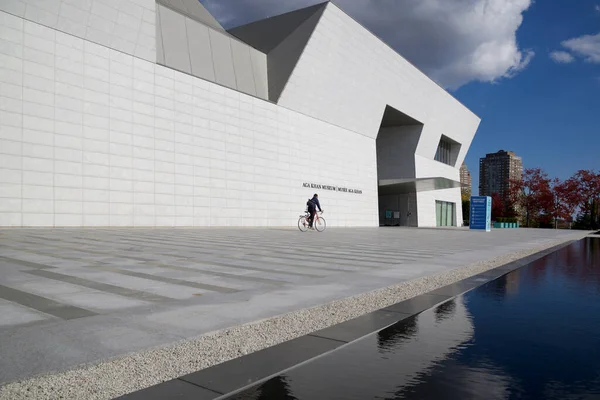 Fietstochten Buitenkant Van Het Moderne Gebouw Met Herfstkleur — Stockfoto