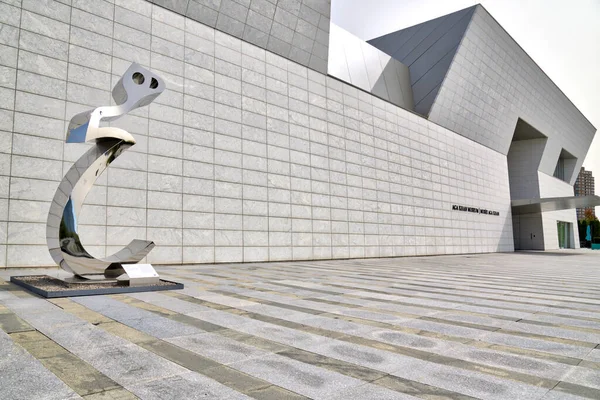 Buitenkant Van Het Eigentijdse Gebouw Met Een Sculptuur — Stockfoto