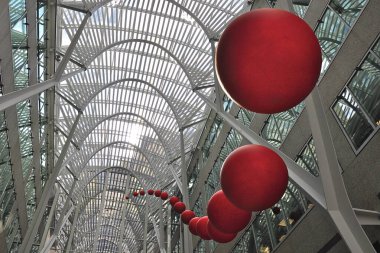 Brookfield Place avlusunda bir grup kırmızı top sergileniyor..