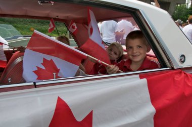 Toronto, Ontario / Kanada - 01 Temmuz 2013: Kanada Günü geçit töreninde çocuk bayraklarını sallıyor