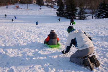 Kış sporu kızakçısı - Olgun sağlık babası ve oğlu kızak oynuyorlar, kış, dışarıda, sağlıklı yaşam tarzı.